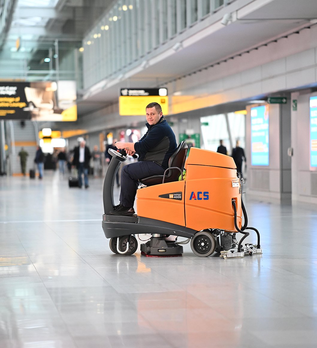 Pracownik ACS na maszynie sprzątającej